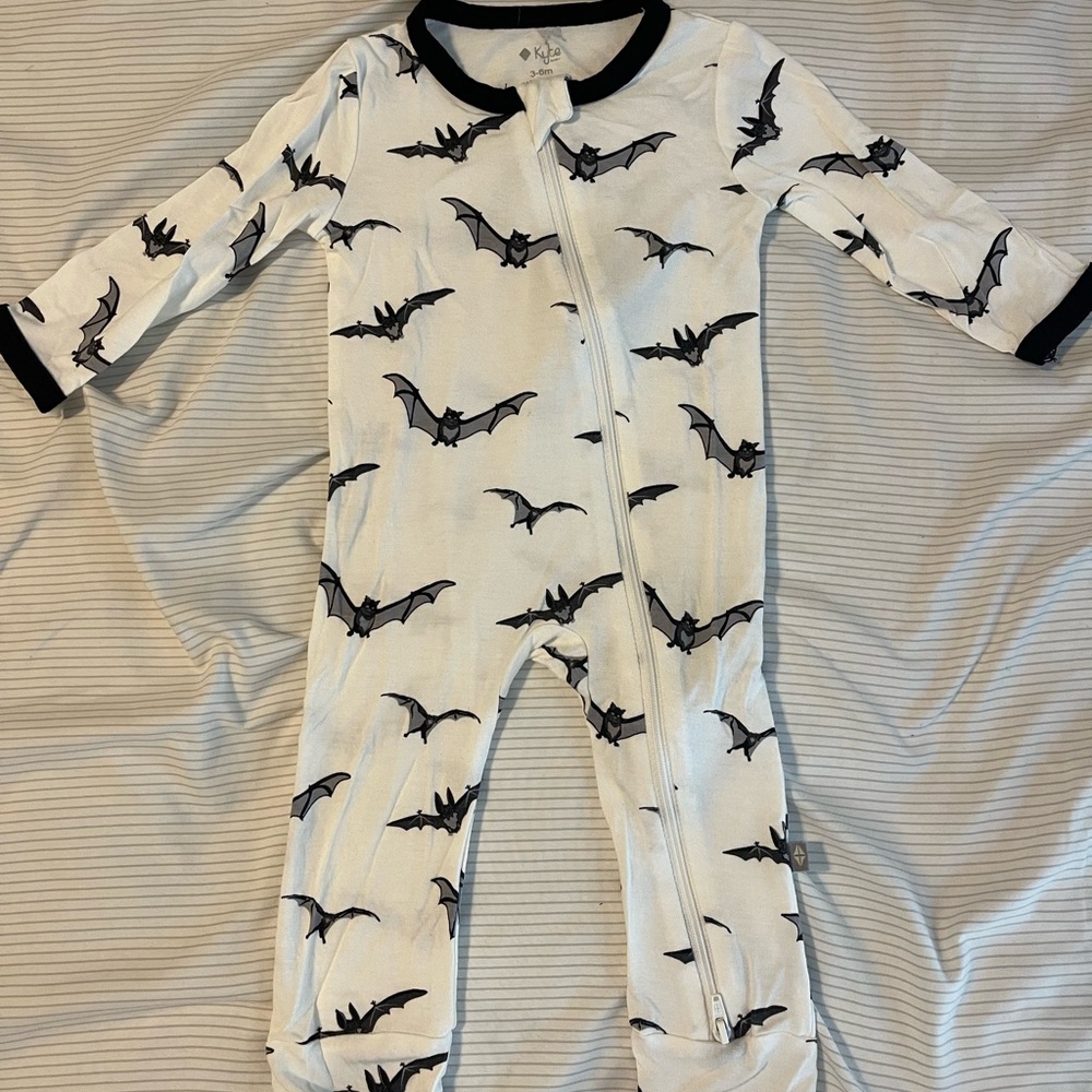 Kyte zippered romper in bat